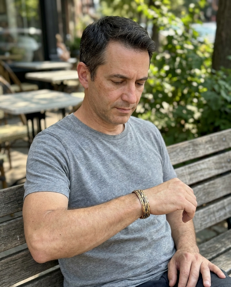 Mann mit Kupferarmband - Lifestyle Foto